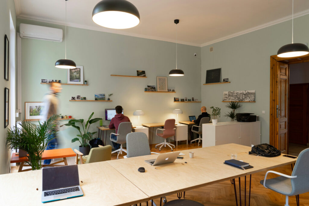 Coworking Space Pros and Cons For Entrepreneurs